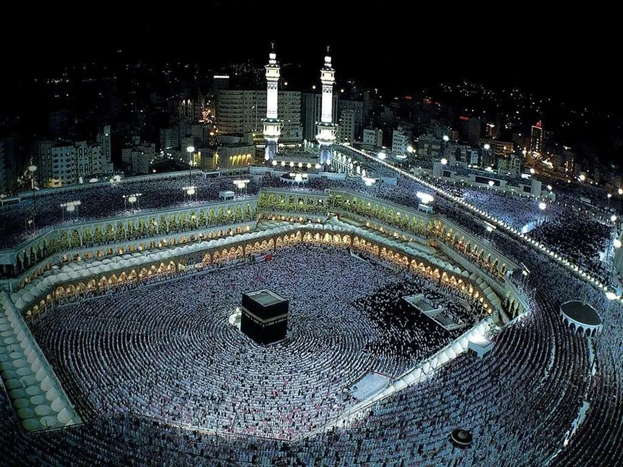 loyal-worshippers-at-night-in-masjid-al-haram-makkah-hd-hs4ww1x76q1b4wce